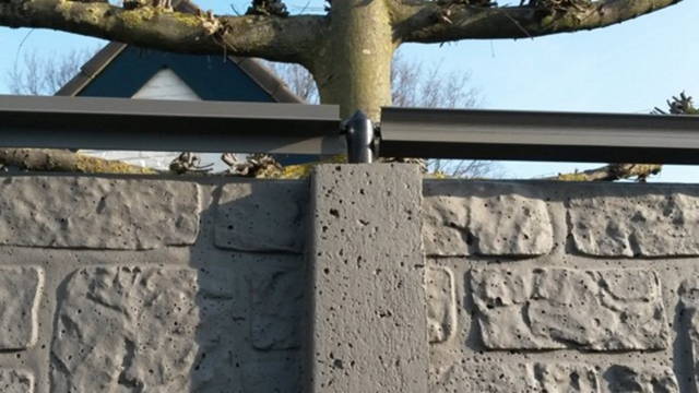 Cat proofing a brick, concrete, cinderblock, Masonry fence - Oscillot Europe and UK